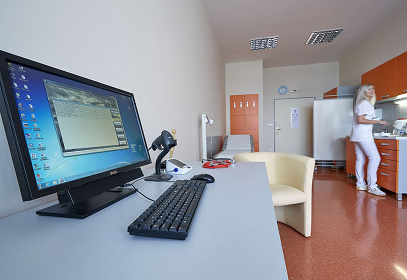Medical consultation and treatment room at Homolka Premium Care